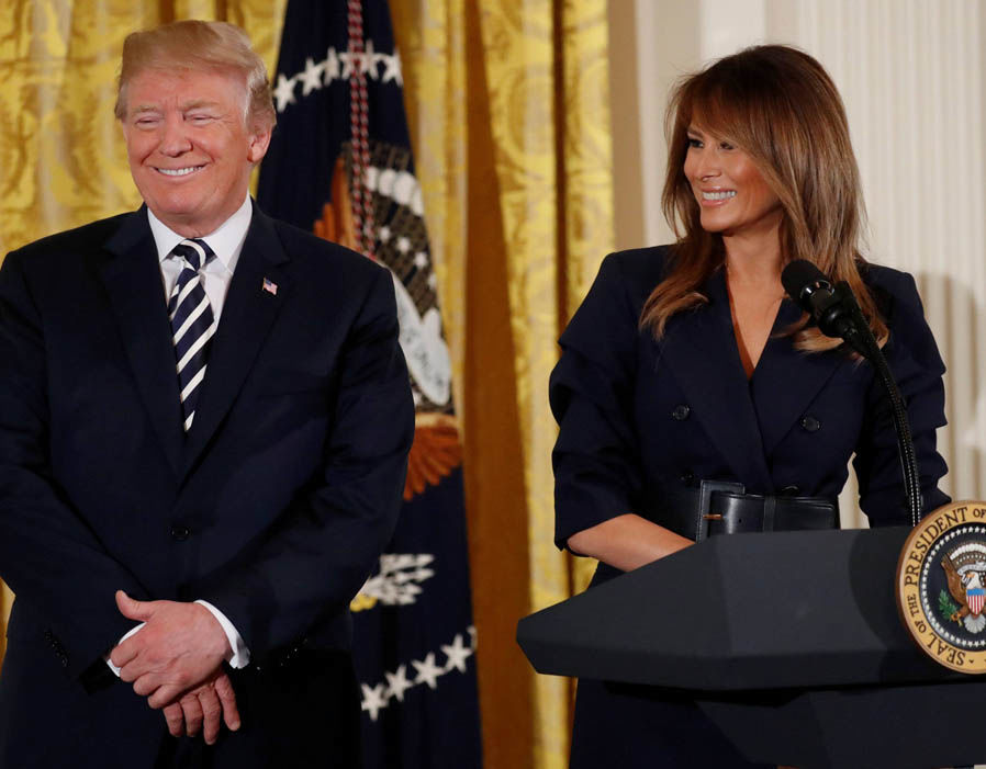 melania_and_trump_smile-at-podium