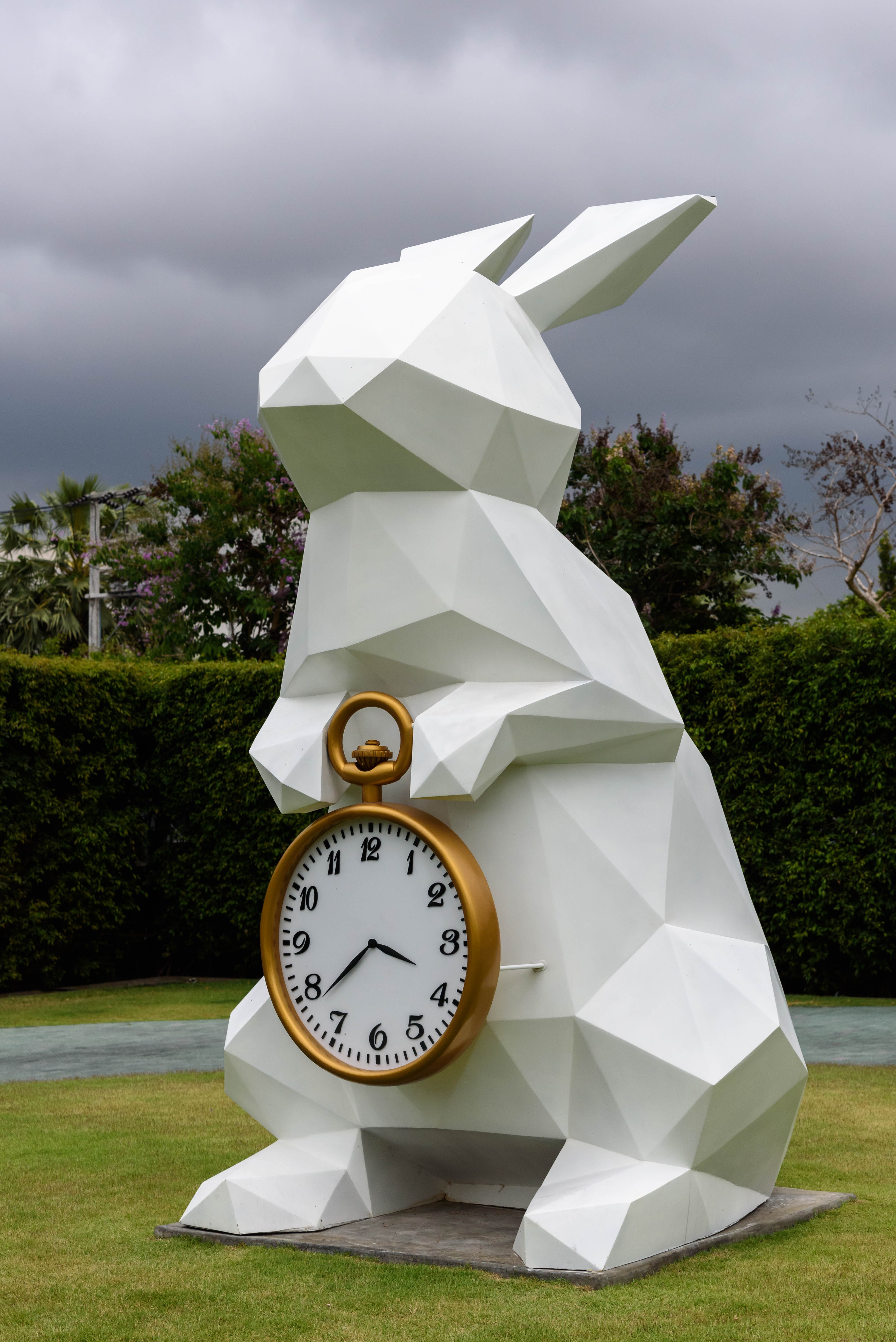 modern-statue-white-rabbit-with-timepiece-149290